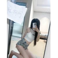 晚晚白色莫代尔带胸垫背心